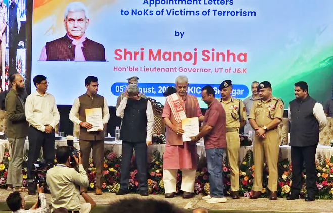 उपराज्यपाल मनोज सिन्हा ने आतंकवाद पीड़ितों के परिजनों को 250 से ज़्यादा नियुक्ति पत्र सौंपे उपराज्यपाल मनोज सिन्हा ने आतंकवाद पीड़ितों के परिजनों को 250 से ज़्यादा नियुक्ति पत्र सौंपे