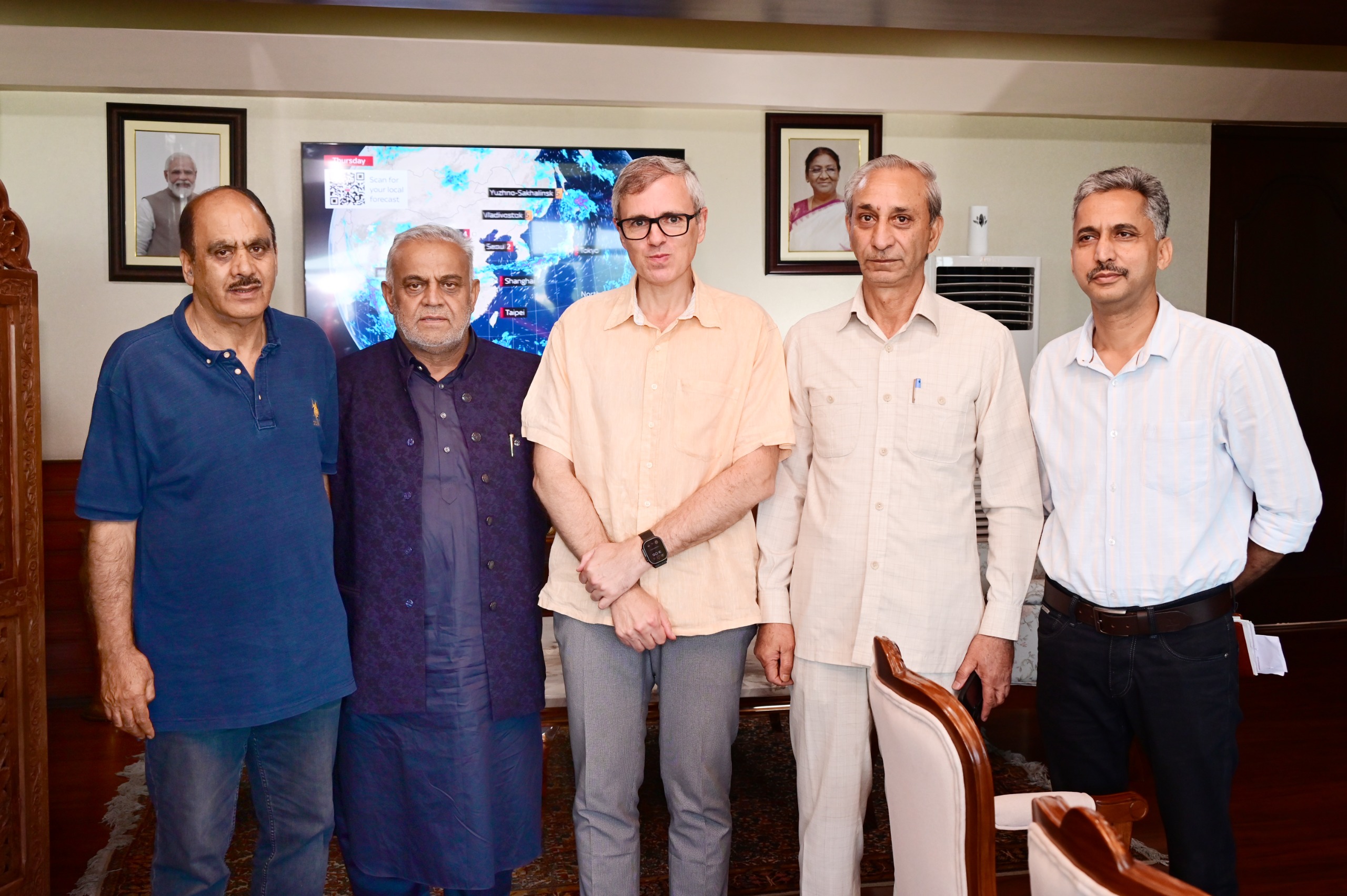 कई विधायकों ने मुख्यमंत्री उमर अब्दुल्ला से मुलाकात की और विकास से जुड़े मुद्दे उठाए