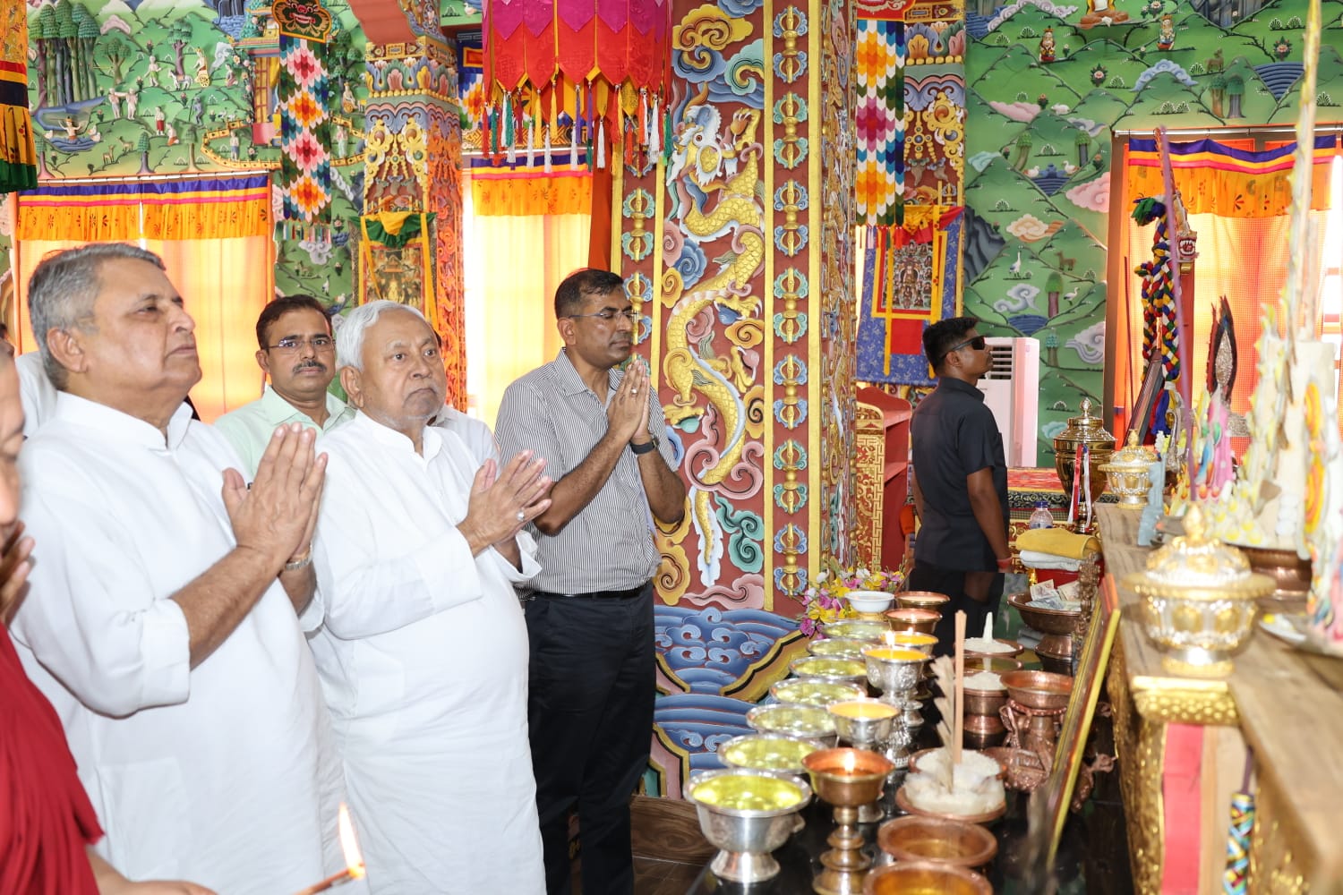 मुख्यमंत्री भूटानी मंदिर में पूजा -अर्चना करते