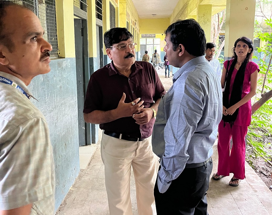 निरीक्षण करते हुए कौशलेंद्र विक्रम सिंह निरीक्षण करते हुए कौशलेंद्र विक्रम सिंह