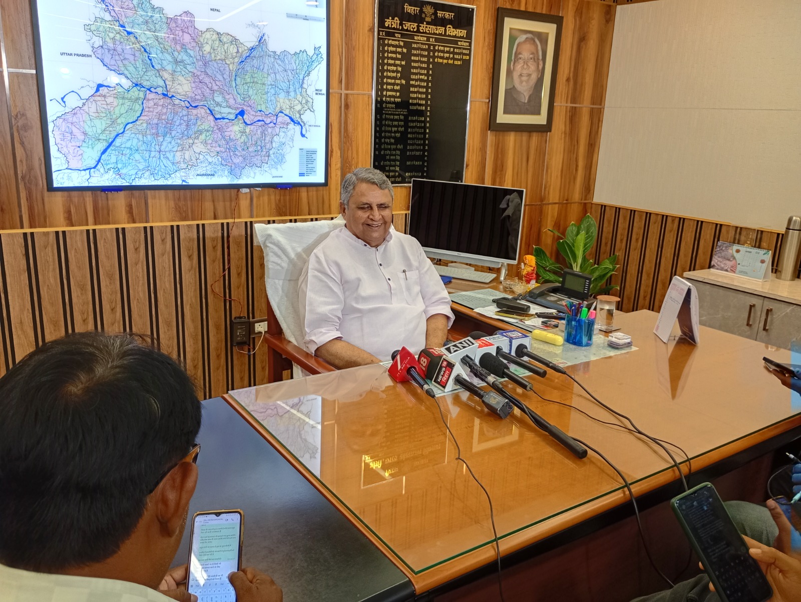 जल संशाधन मंत्री विजय चौधरी अपने विभाग में पत्रकार वार्ता करते हुए