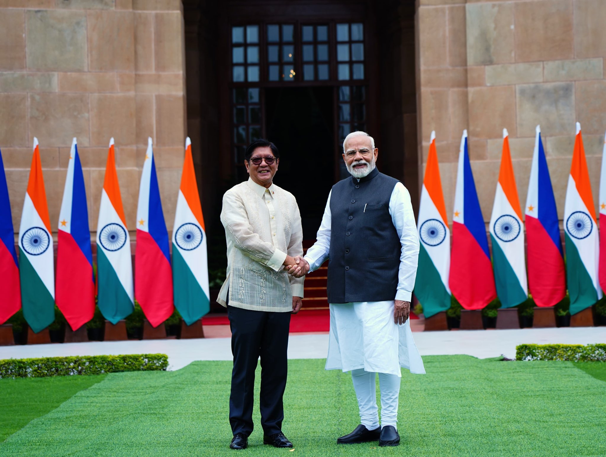 प्रधानमंत्री मोदी और राष्ट्रपति मार्कोस प्रधानमंत्री मोदी और राष्ट्रपति मार्कोस