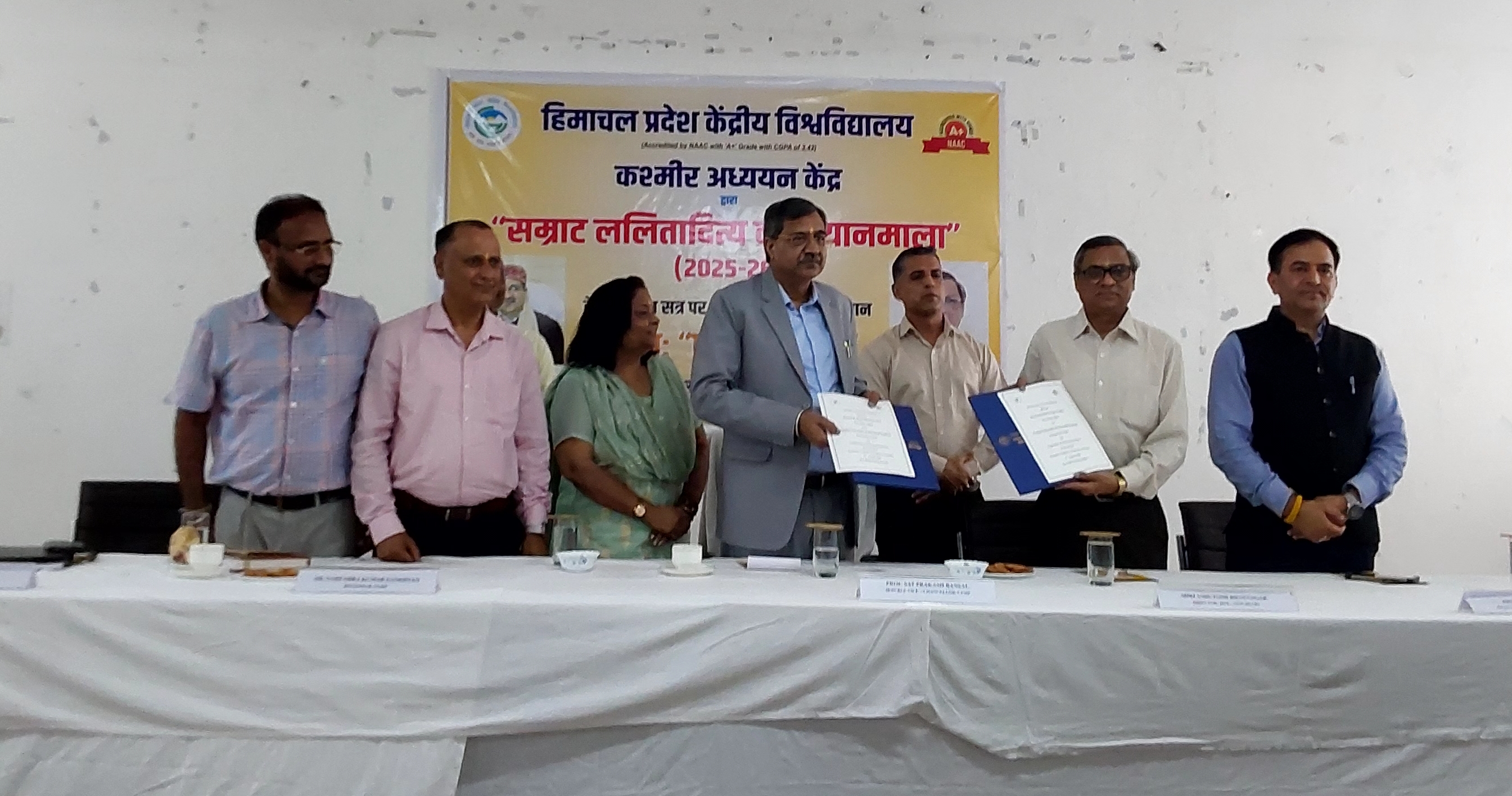 एमओयू पर हस्ताक्षर के दौरान कुलपति और अन्य।