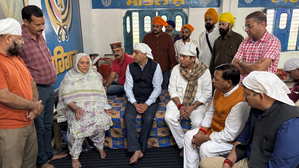 भाजपा प्रदेश प्रभारी श्रीकांत शर्मा,  प्रभावित पूर्व पार्षद कृष्णा और उनके परिजनों से मिलते हुए।