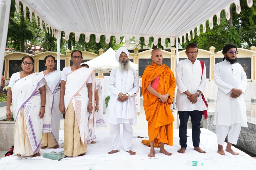 असमः कामरूप (मेट्रो) जिला प्रशासन द्वारा आयोजित लोक कल्याण दिवस के अवसर पर सर्वधर्म प्रार्थना का दृश्य।