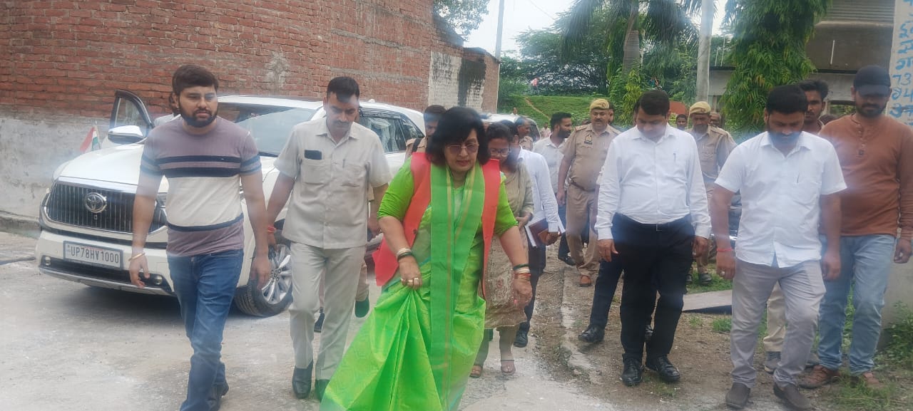 फोटो  - बाढ़ इलाके का निरीक्षण करती राज्यमंत्री