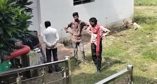 रात से घात लगाये बैठे युवक ने सुबह युवती के बाहर निकलते से कुल्हाड़ी से मारा, मौत