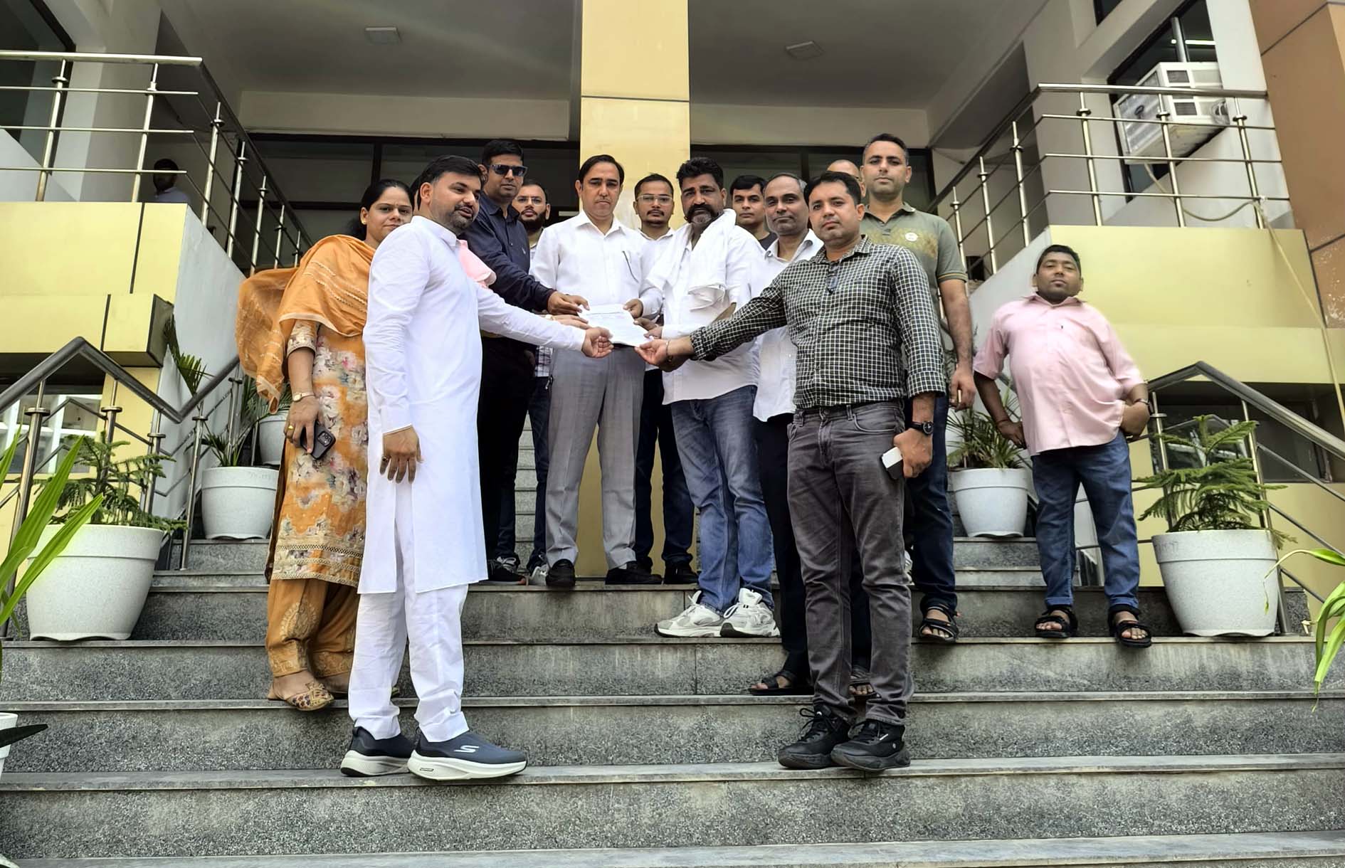 ऑनलाइन तबादला नीति के खिलाफ कार्यकारी अभियंता को ज्ञापन सौंपते यूनियन पदाधिकारी। ऑनलाइन तबादला नीति के खिलाफ कार्यकारी अभियंता को ज्ञापन सौंपते यूनियन पदाधिकारी।