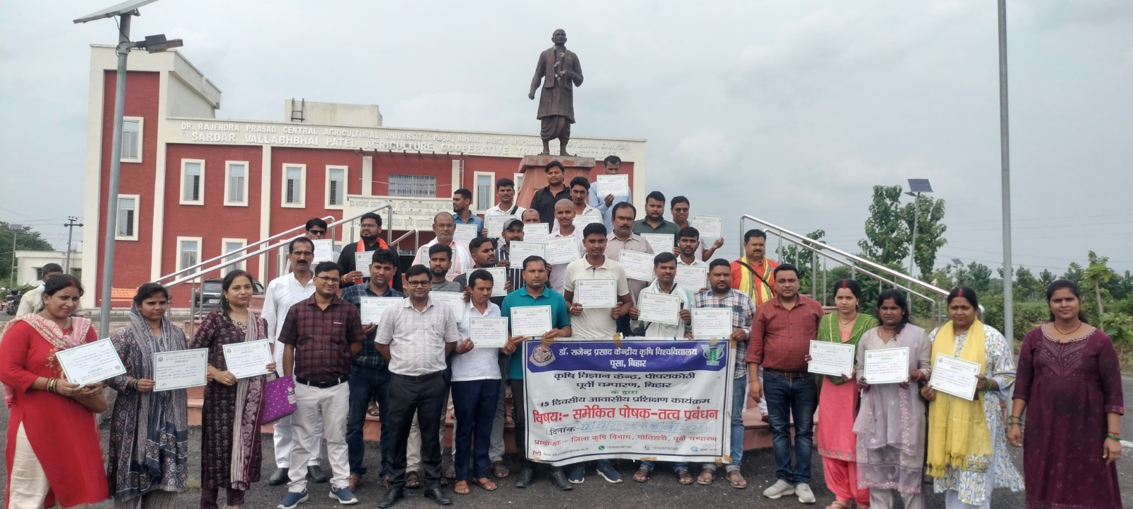 प्रशिक्षण के समापन पर प्रमाण पत्र के साथ प्रशिक्षणार्थी