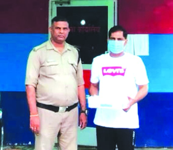 पुलिस गिरफ्त में आरोपित पुलिस गिरफ्त में आरोपित