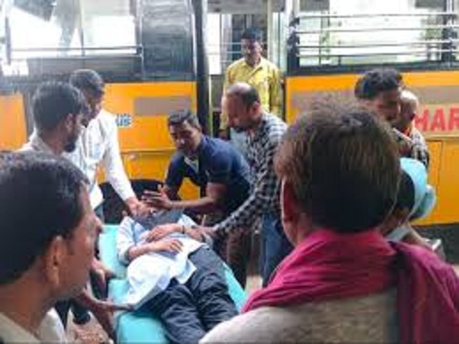 स्टेयरिंग जाम हाेने के बाद स्कूल बस सड़क से नीचे उतरी स्टेयरिंग जाम हाेने के बाद स्कूल बस सड़क से नीचे उतरी