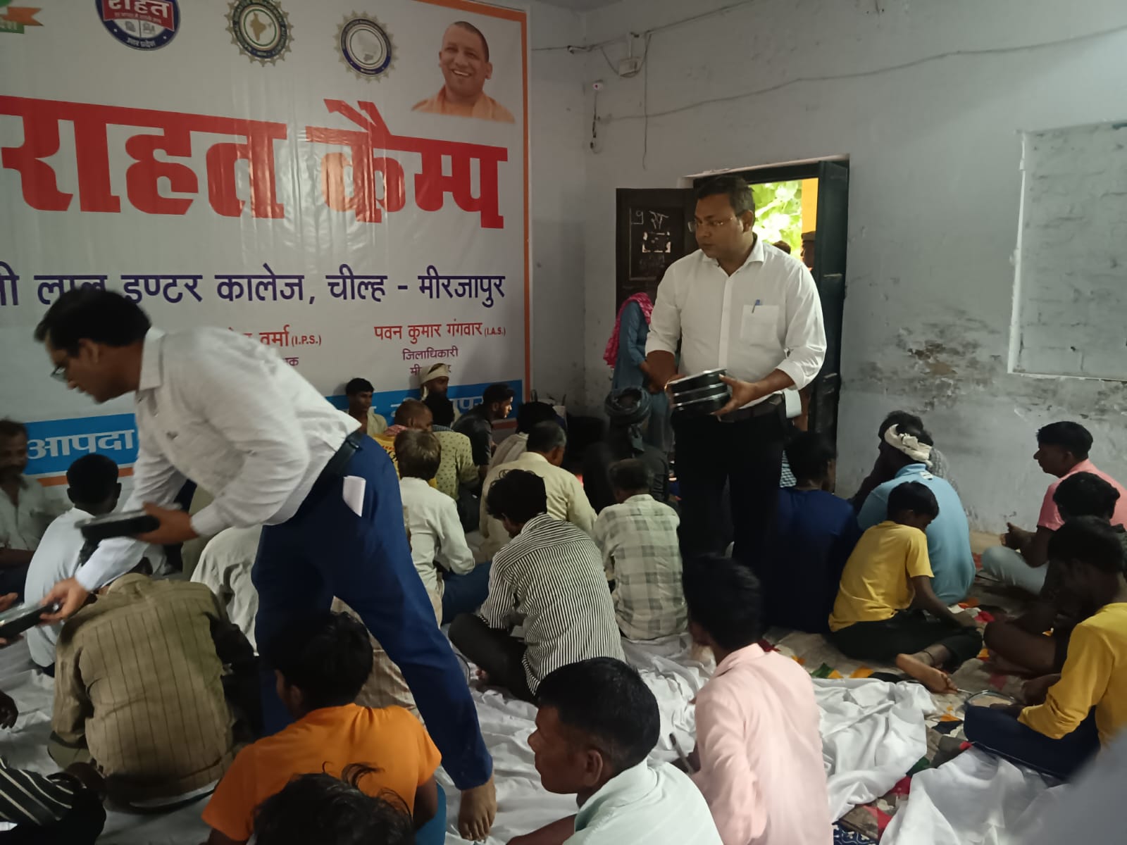 राहत शिविर में खाद्य सामग्री उपलब्ध कराते ।