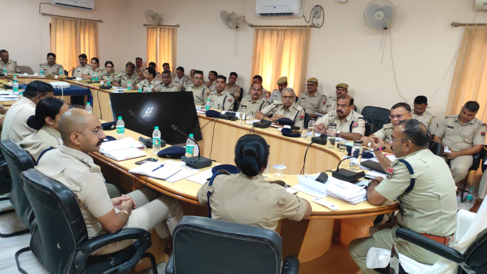 चित्तौड़गढ़ पुलिस लाइन में मंगलवार को बैठक लेते पुलिस अधीक्षक। चित्तौड़गढ़ पुलिस लाइन में मंगलवार को बैठक लेते पुलिस अधीक्षक।