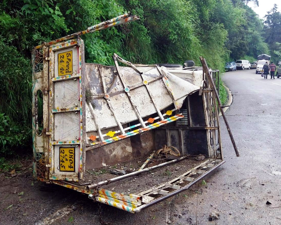 हल्द्वानी रोड पर मलबा आने से क्षतिग्रस्त पिकअप।