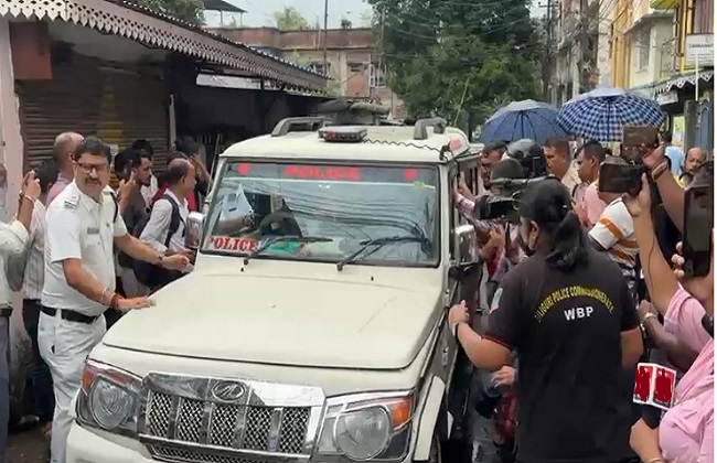 आरोपित महिला को ले जाती पुलिस आरोपित महिला को ले जाती पुलिस