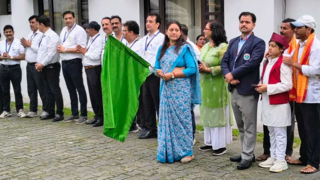 कैलाश मानसरोवर यात्री रवाना होते हुए कैलाश मानसरोवर यात्री रवाना होते हुए