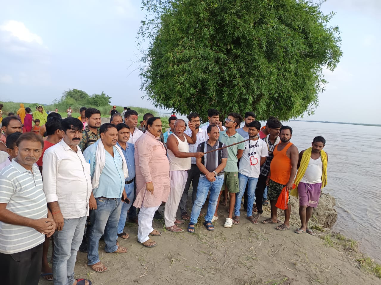 गंडक नदी में हो रहे कटाव का निरीक्षण करते विधायक गंडक नदी में हो रहे कटाव का निरीक्षण करते विधायक