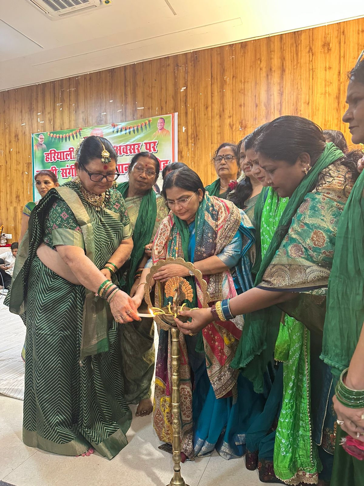 प्रमिला सभागार में हरियाली तीज पर कार्यक्रम शुभारंभ करती रजनी तिवारी