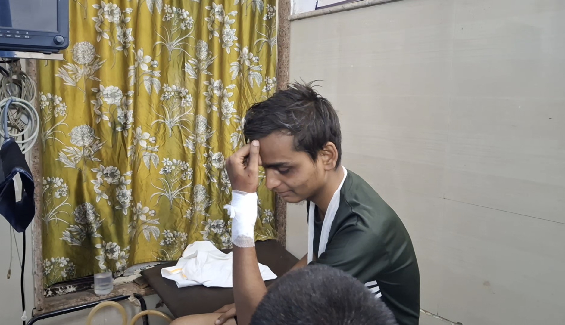 कोर्ट परिसर में युवक ने हाथ की नस काटी आत्महत्या की कोशिश कोर्ट परिसर में युवक ने हाथ की नस काटी आत्महत्या की कोशिश