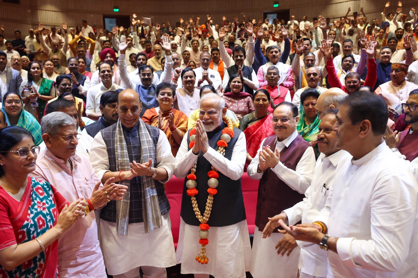 एनडीए की बैठक में ऑपरेशन सिंदूर की सफलता के लिए प्रधानमंत्री नरेन्द्र मोदी का सम्मान करते हुए सांसद