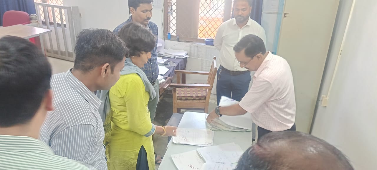 Seoni: Collector Ms. Jain did a surprise inspection of Tehsil Court Kurai