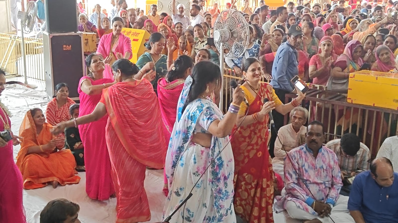 श्री कृष्ण जन्माष्टमी महोत्सव:राधे राधे की टेर के बीच भजन-नृत्य की जुगलबंदी श्री कृष्ण जन्माष्टमी महोत्सव:राधे राधे की टेर के बीच भजन-नृत्य की जुगलबंदी