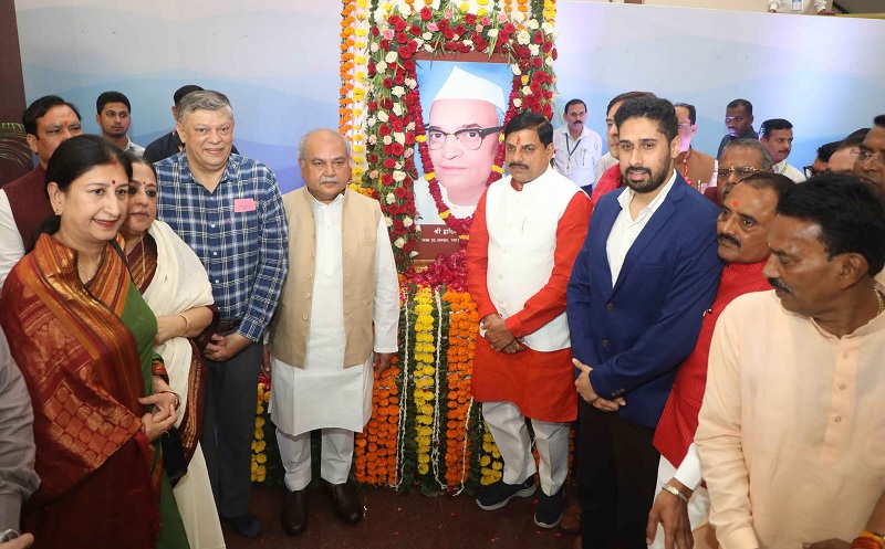 मुख्यमंत्री डॉ. मोहन यादव ने पूर्व सीएम स्व. द्वारका प्रसाद मिश्र की जयंती पर पुष्पांजलि अर्पित की मुख्यमंत्री डॉ. मोहन यादव ने पूर्व सीएम स्व. द्वारका प्रसाद मिश्र की जयंती पर पुष्पांजलि अर्पित की