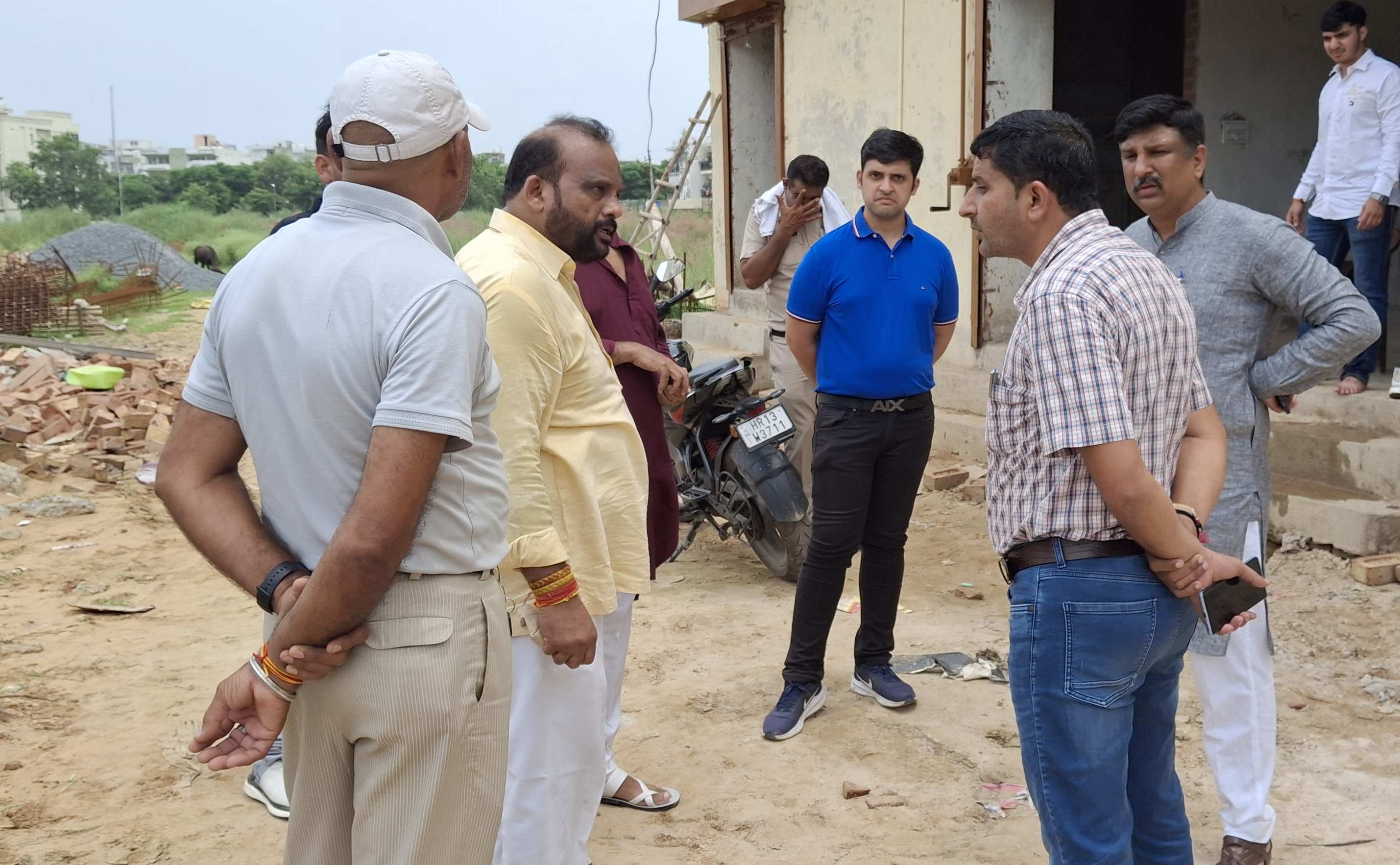 बहादुरगढ़ में ओमेक्स सिट डीटीपी विभाग के अधिकारियों से बातचीत करते मंदिर कमेटी के सदस्य। बहादुरगढ़ में ओमेक्स सिट डीटीपी विभाग के अधिकारियों से बातचीत करते मंदिर कमेटी के सदस्य।