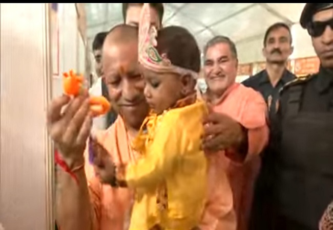 योजनाओं का लोकार्पण एवं शिलान्यास कार्यक्रम में सीएम योगी योजनाओं का लोकार्पण एवं शिलान्यास कार्यक्रम में सीएम योगी