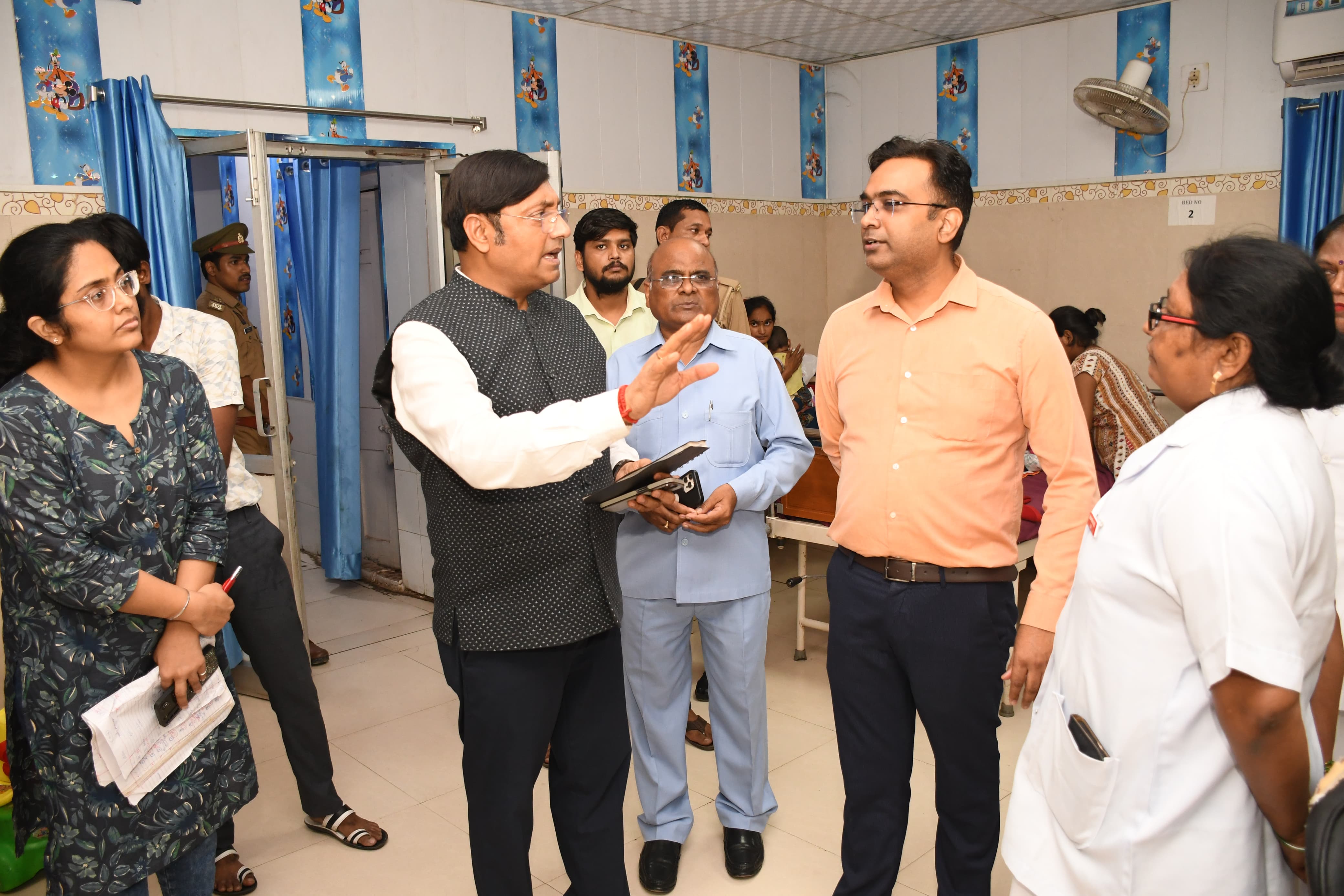 हैलट अस्पताल के बाल रोग विभाग का निरीक्षण करते महानगर मजिस्ट्रेट सीडब्ल्यूसी देवेन्द्र प्रताप सिंह व विभागाध्यक्ष डॉ. एसके गौतम स्टॉफ के साथ