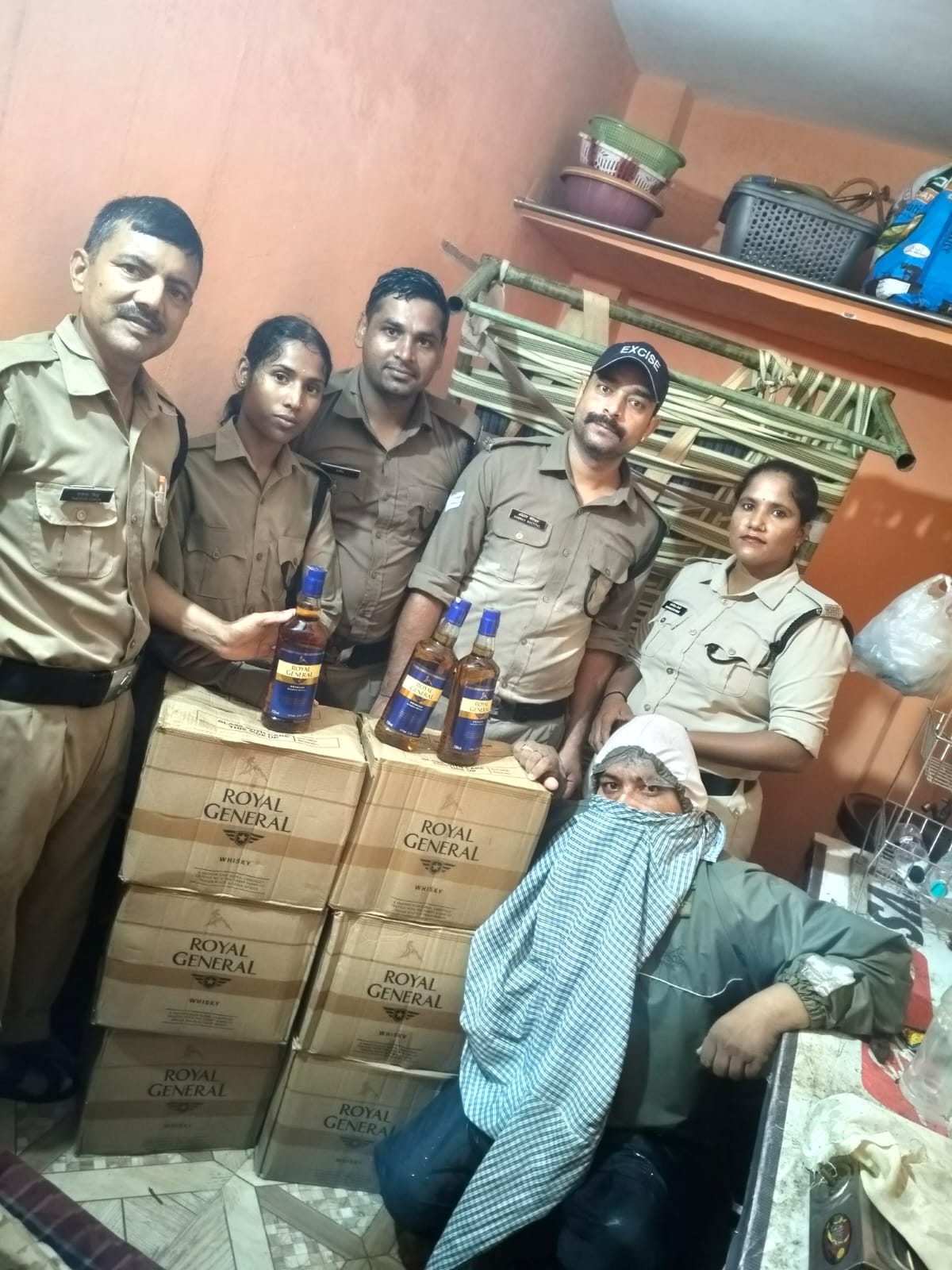 कोटद्वार में आबकारी विभाग की गिरफ्त में अवैध शराब तस्कर गिरफ्तार कोटद्वार में आबकारी विभाग की गिरफ्त में अवैध शराब तस्कर गिरफ्तार