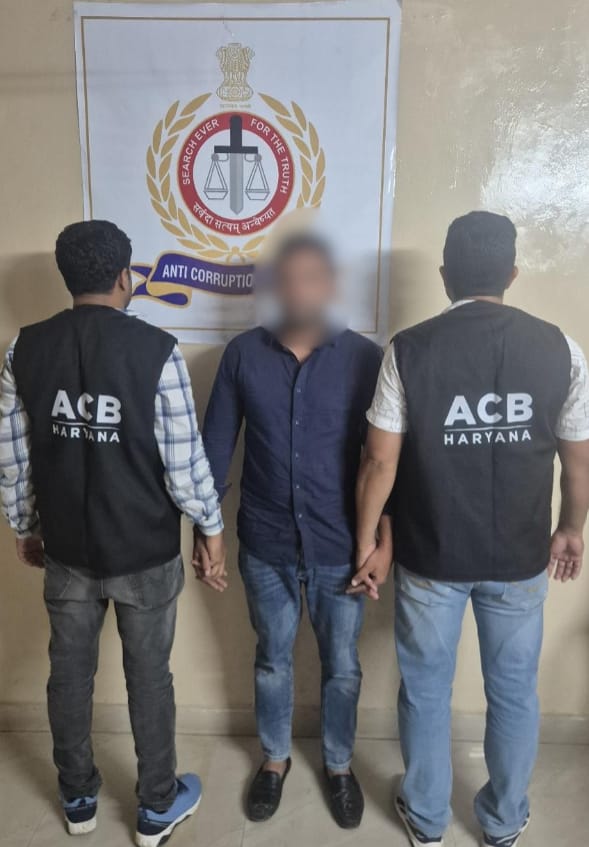 गिरफ्त में पवन सैनी।