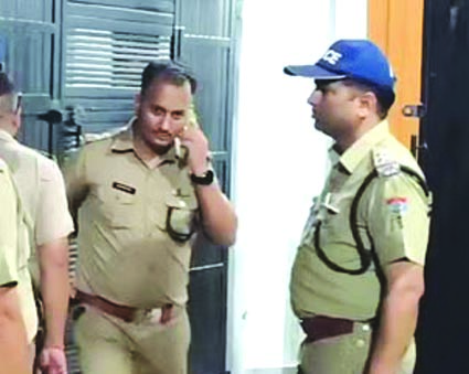 घटनास्थल पर मौजूद पुलिस घटनास्थल पर मौजूद पुलिस