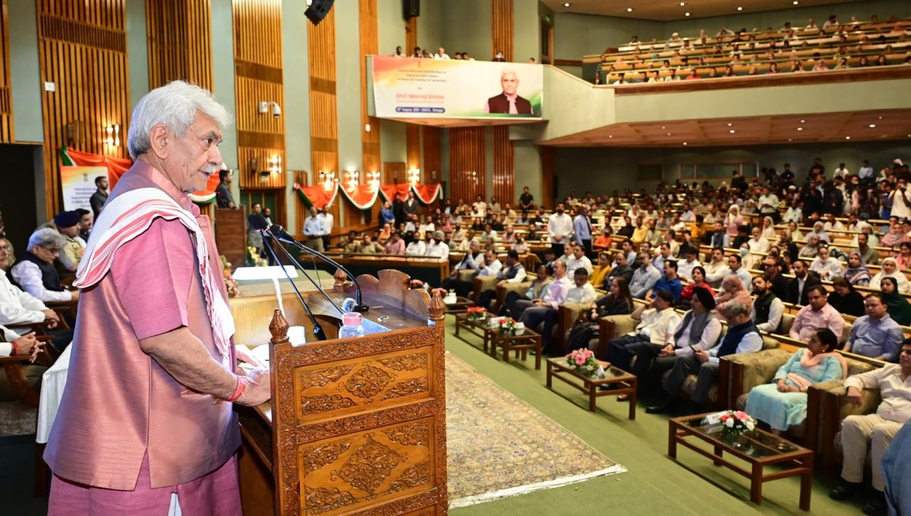 उपराज्यपाल ने नागरिक शहीदों को श्रद्धांजलि दी और आतंकवाद से पीड़ित परिवारों के साहस और दृढ़ता को किया सलाम