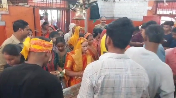 मंदिर पर उमड़े भक्त मंदिर पर उमड़े भक्त