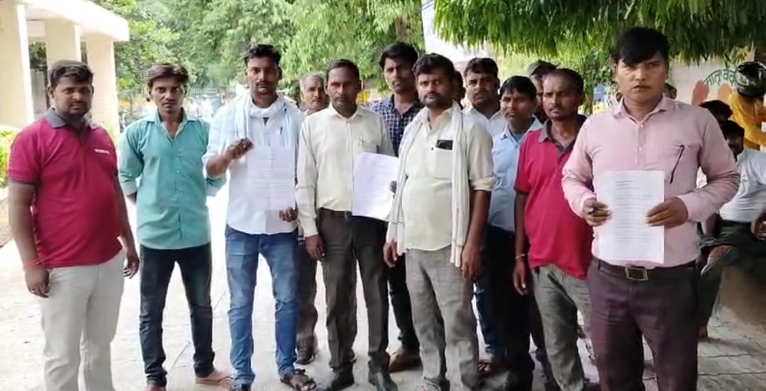 जिलाधिकारी से शिकायत करने कलक्ट्रेट पहुंचे दर्जन भर मीटर रीडर
