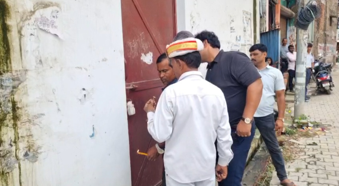 मकान को शील करते हुए