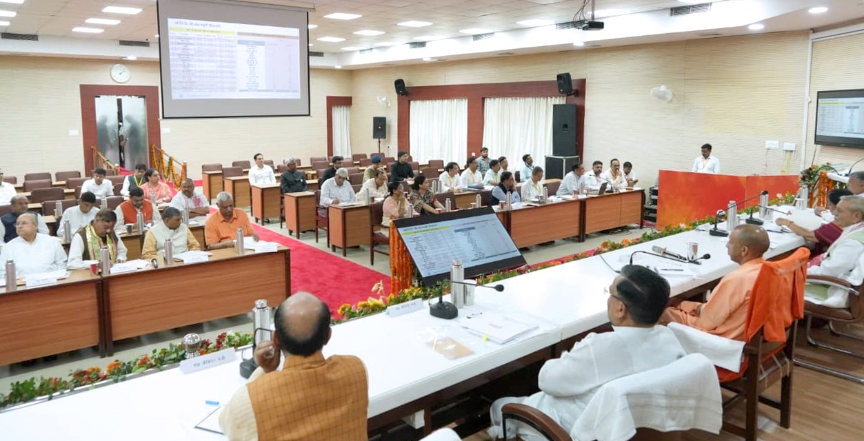 मुख्यमंत्री योगी आदित्यनाथ आगरा मंडल के जनप्रतिनिधियों के साथ साथ विकास कार्यों से संबंधित मंडलीय समीक्षा बैठक करते हुए।