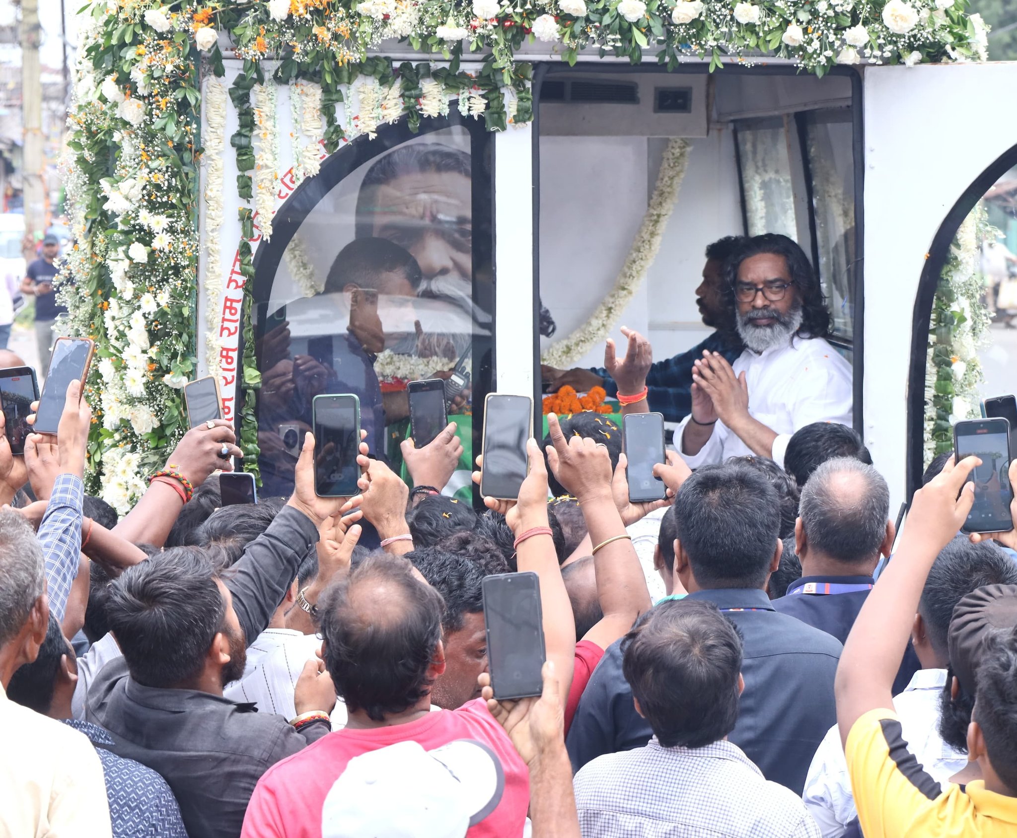 लोगों की पुष्पांजलि लेते मुख्यमंत्री
