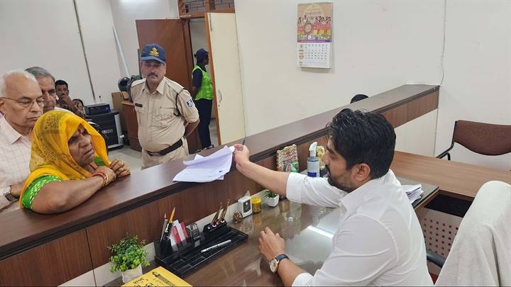 इंदौर कलेक्ट्रेट में हुई जनसुनवाई इंदौर कलेक्ट्रेट में हुई जनसुनवाई