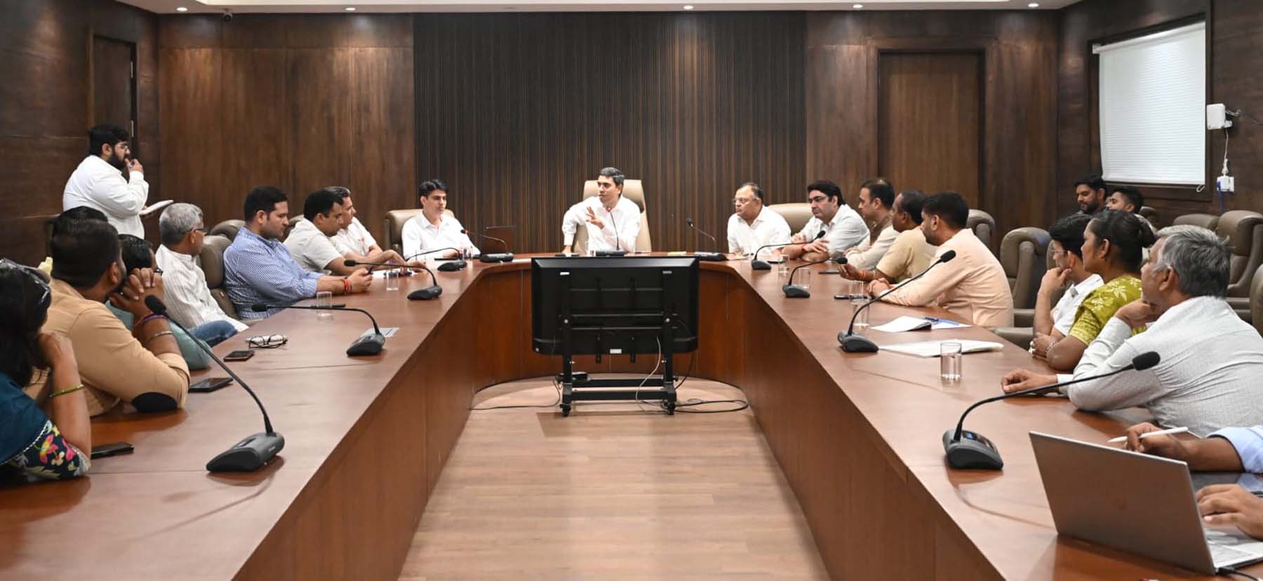 गुरुग्राम नगर निगम में पार्षदों के साथ बैठक करते निगमायुक्त प्रदीप दहिया।