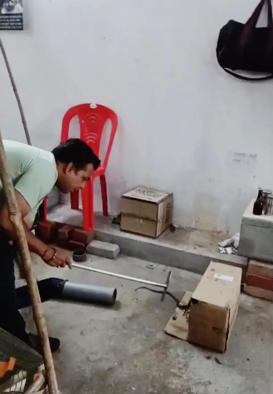 फोटो - सांप का पकड़े साँप मित्र डॉक्टर  आशीष
