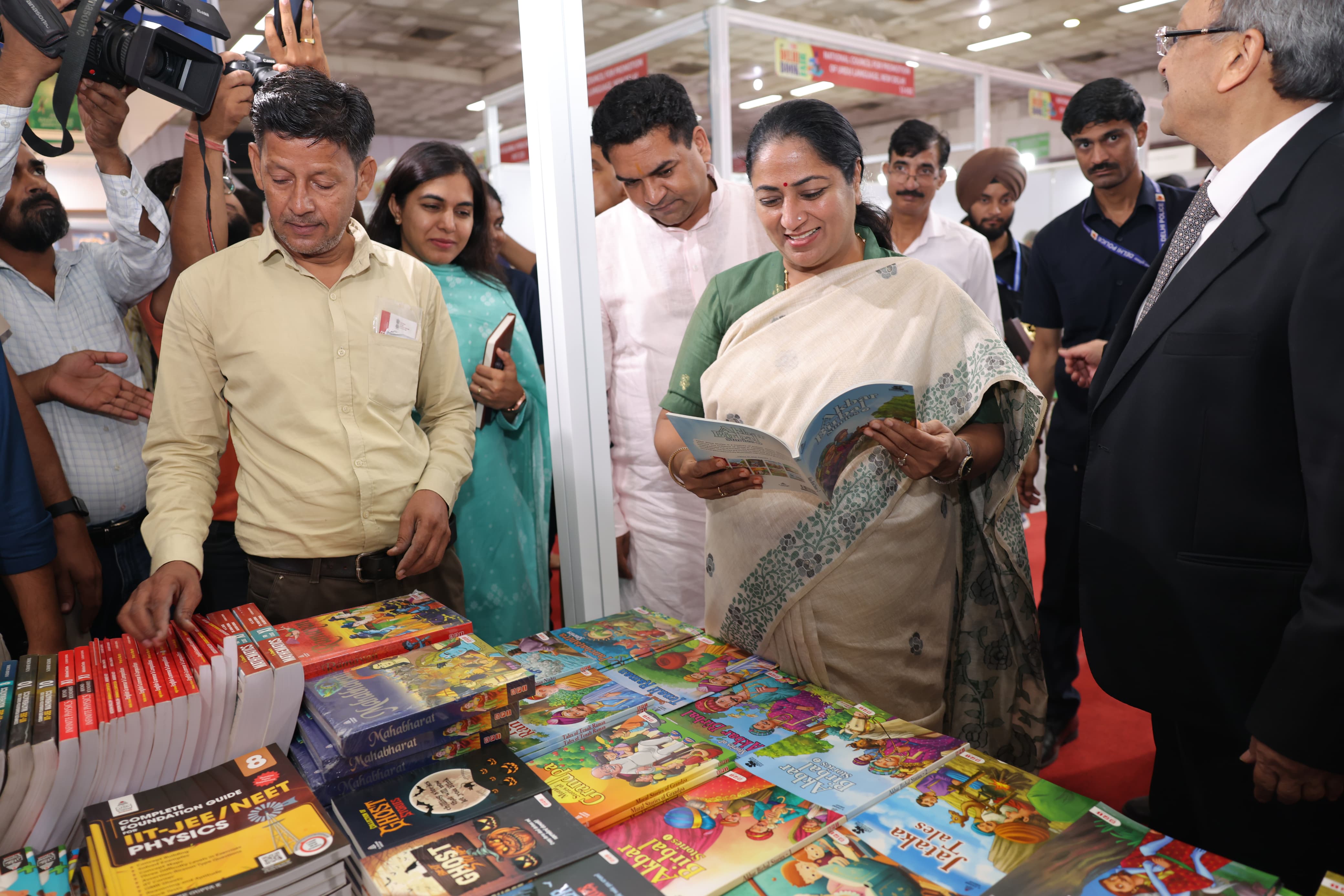प्रगति मैदान स्थित भारत मंडपम में बुधवार को '29वें दिल्ली पुस्तक मेले में किताबों देखती मुख्यमंत्री रेखा गुप्ता