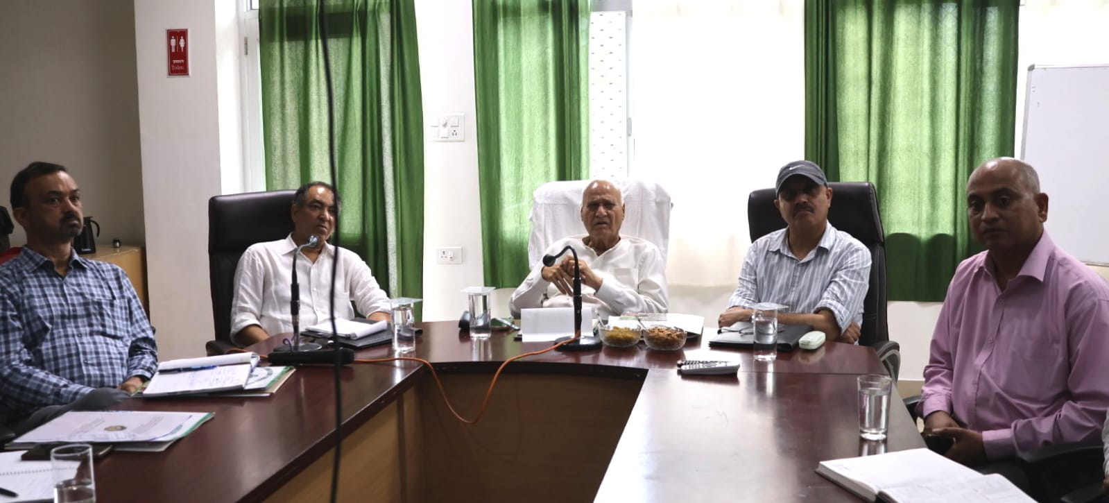 बैठक के दौरान उपस्थित कृषि मंत्री चंद्र कुमार।