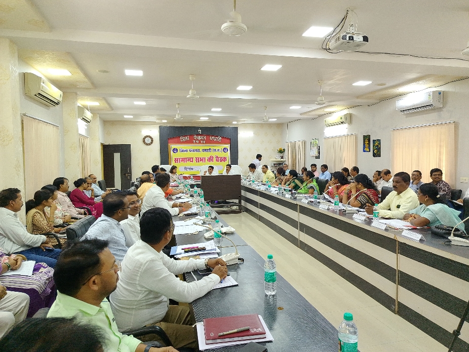 जिला पंचायत सभा कक्ष में आयोजित सामान्य सभा की बैठक में अध्यक्ष अरुण सार्वा, अन्य जनप्रतिनिधि सहित विभागीय अधिकारी।