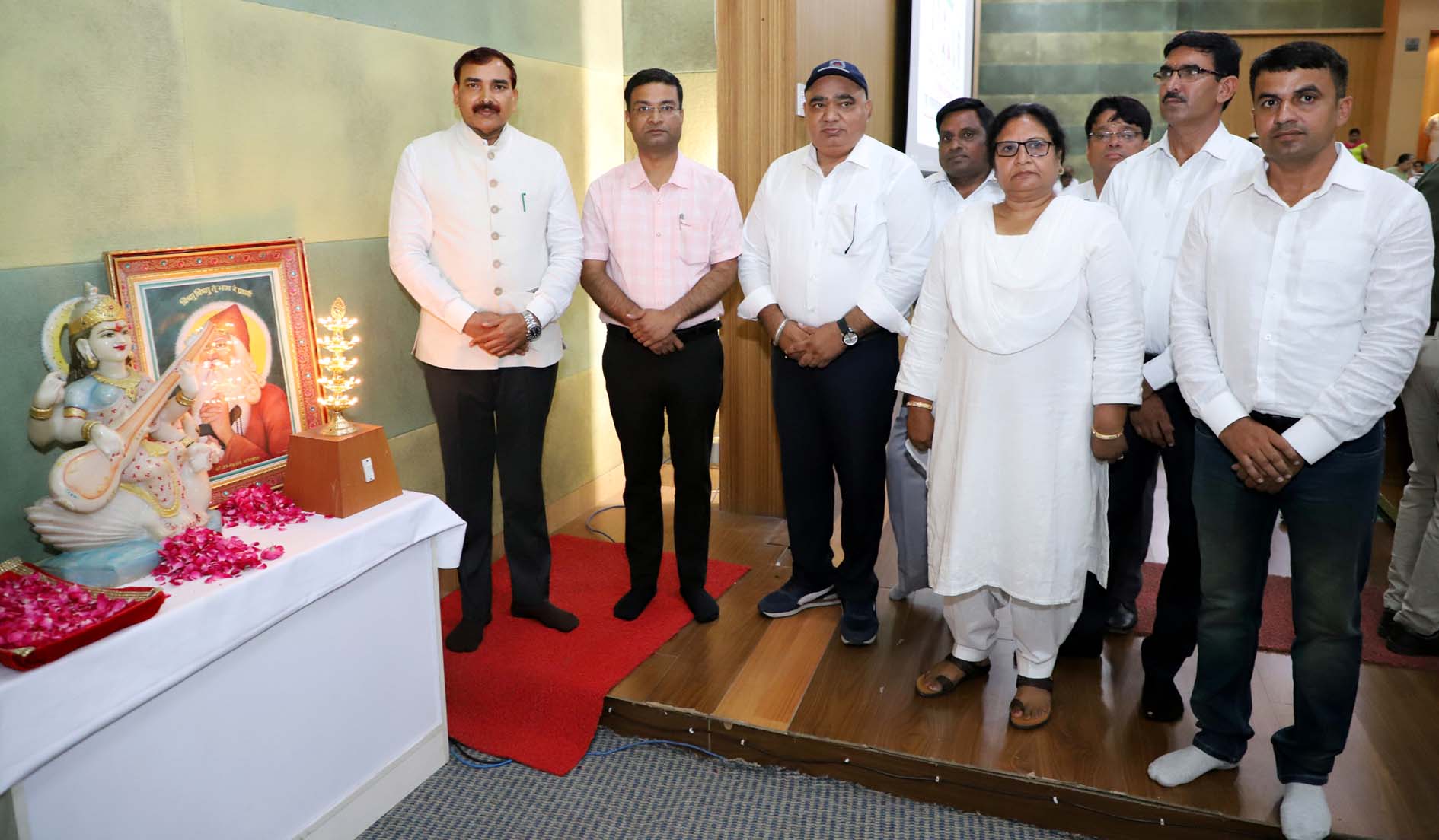 नवनिवार्चित पदाधिकारियों के शपथ ग्रहण समारोह का उद्घाटन करते कुलपति प्रो. नरसीराम बिश्नोई।