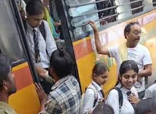 कोतवाली थाने की सीढ़ियों से टकराई कॉलेज बस कोतवाली थाने की सीढ़ियों से टकराई कॉलेज बस
