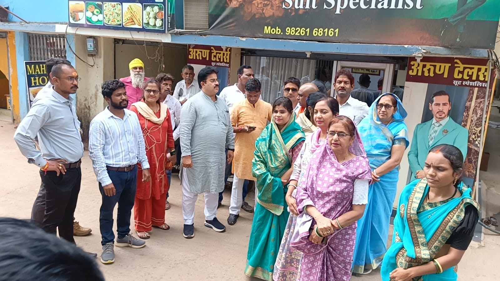 महापौर रामू रोहरा व पार्षद मोटर स्टैंड वार्ड में नाली व कुर्सियां ढूंढने गए।