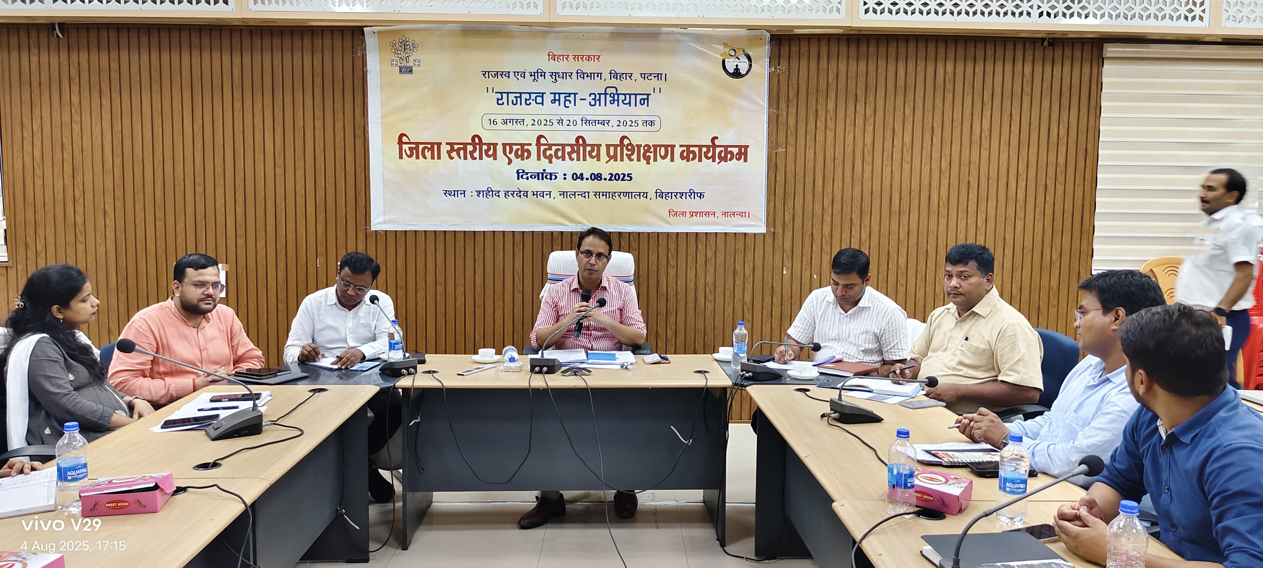 कार्य की समीक्षा करते डीएम कार्य की समीक्षा करते डीएम
