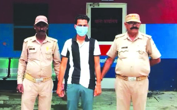 पुलिस गिरफ्त में आरोपित पुलिस गिरफ्त में आरोपित